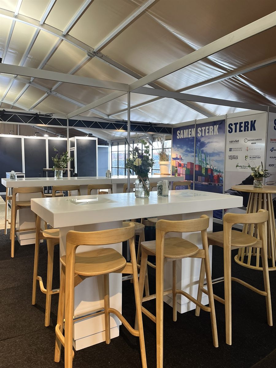Natural White op een beursstand